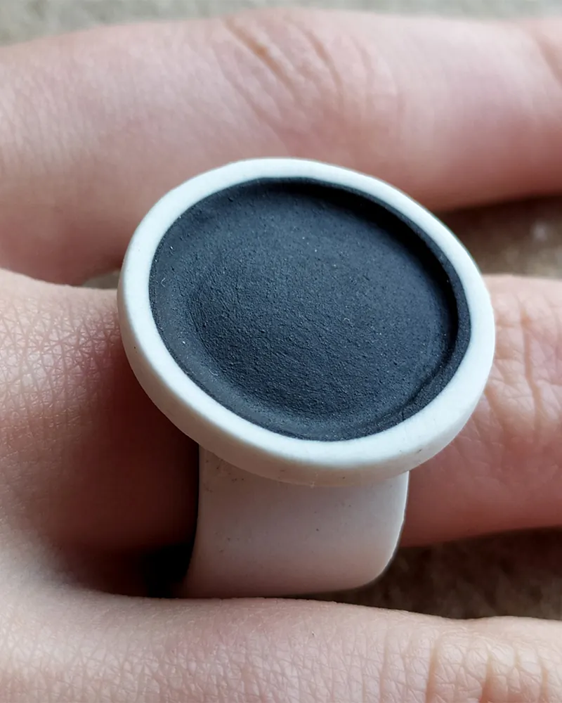 Bague en porcelaine de Viviane Bechoux